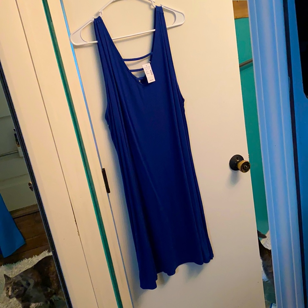 Knee-length sleeveless dress